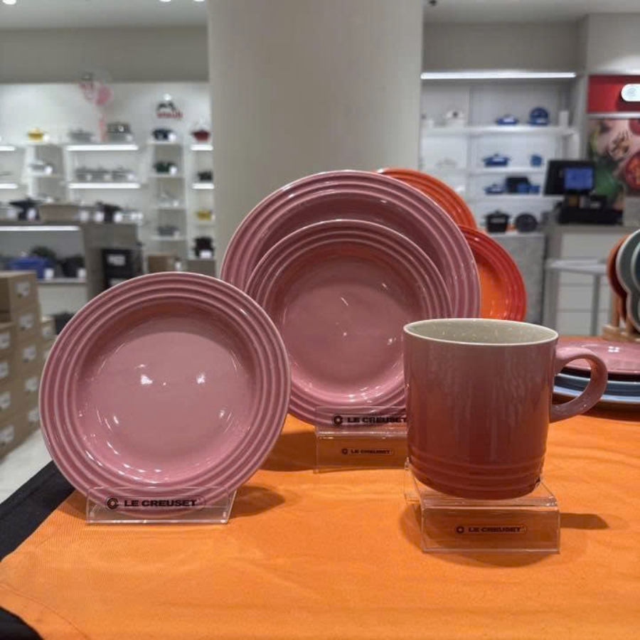 Set 4 món cốc đĩa Le Creuset - 3 đĩa 1 cốc 350ml - Màu Hồng  Hãy tự thưởng cho mình chiếc đĩa nhỏ và cốc&nbsp;tuyệt đẹp này