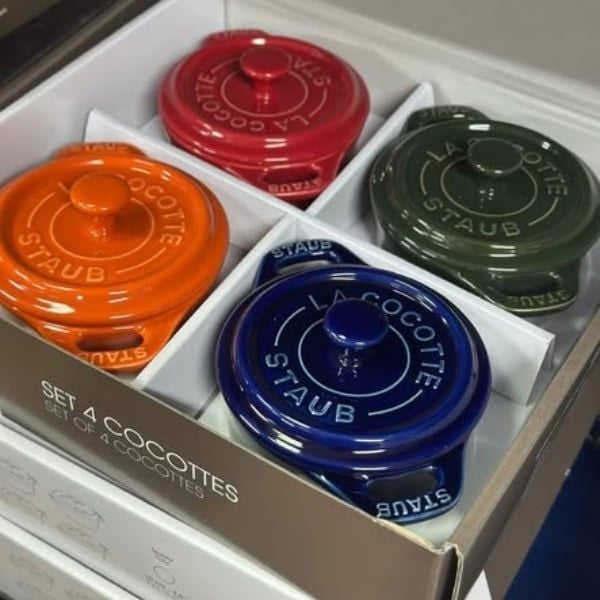 Set 4 nồi gốm mini Staub 200ml tròn này thuộc dòng gốm sứ Staub, lý tưởng để chế biến các món khai vị hoặc tráng miệng độc đáo và ngon miệng