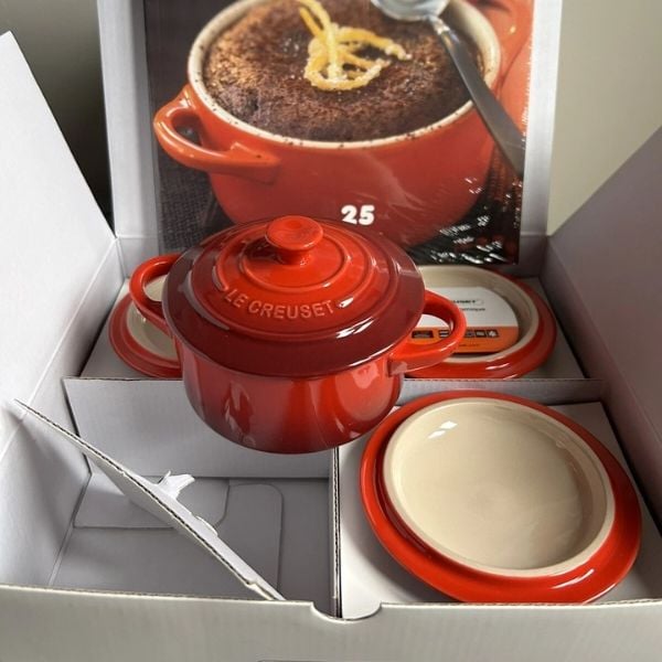 Set 4 thố có nắp LeCreuset mini Được làm từ đá sa thạch