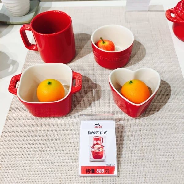 Set 5 món gốm sứ Staub Cafe Gourmand được làm bằng gốm sứ cao cấp, chống sốc nhiệt và chịu được nhiệt độ lên đến 250°C