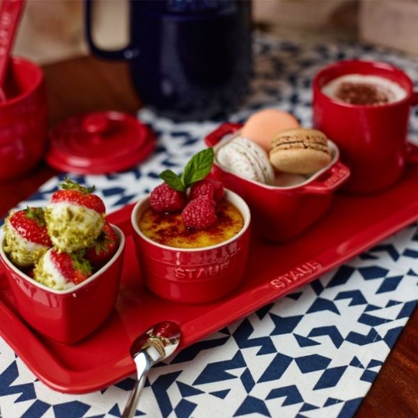 Set 5 món gốm sứ Staub Cafe Gourmand được làm bằng gốm sứ và dễ dàng vệ sinh nhờ bề mặt tráng men