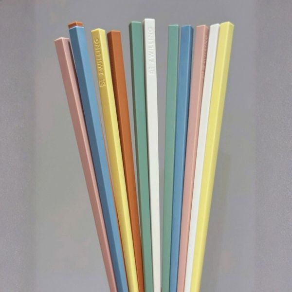 Set 6 đôi đũa Zwilling&nbsp;pastel là sự kết hợp của thiết kế tinh tế và chất liệu cao cấp cùng màu sắc độc đáo mang đến sự tươi mới và sinh động cho bàn ăn gia đình.