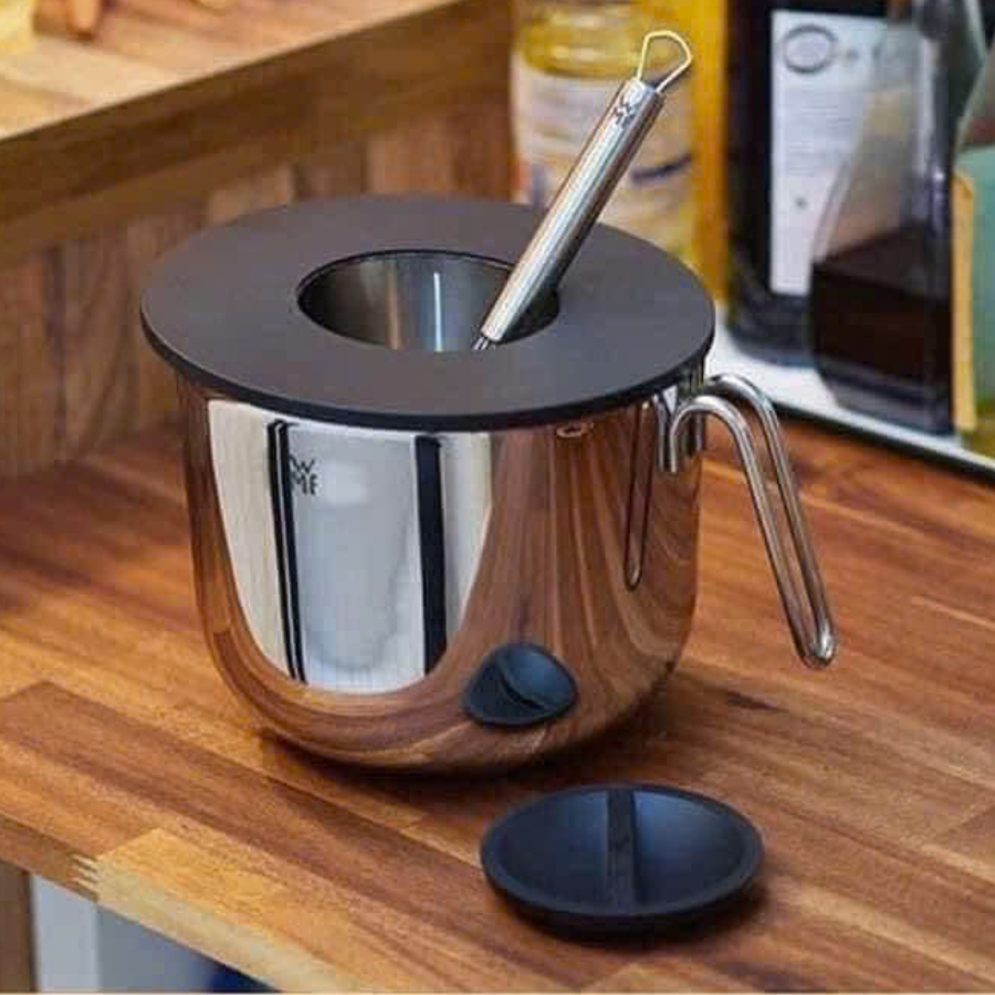 Bát trộn WMF Function Bowls với nắp chắn nước là người bạn đồng hành không thể thiếu để khuấy, trộn và nhào bột hoàn hảo