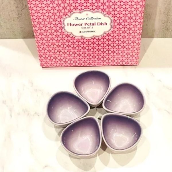 Set bát chấm hình cánh hoa Le creuset - Màu&nbsp;Tím  Bộ 5 đĩa đựng hoa từ LE CREUSET bền, thanh lịch, đẹp mắt, được làm từ chất liệu tốt. Chắc chắn và bền bỉ, sử dụng lâu dài.