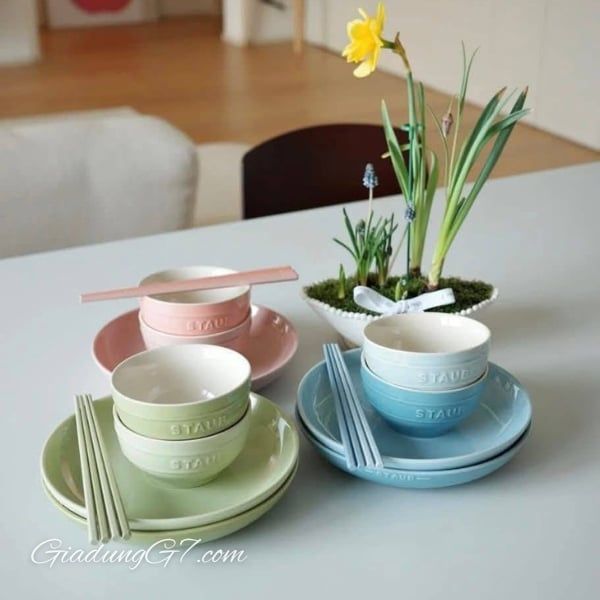 Staub 18 món - Bộ 6 bát cơm Staub Macaron 12cm kèm đũa, thìa&nbsp;An toàn khi sử dụng trong &nbsp;lò nướng, lò vi sóng hay máy rửa bát