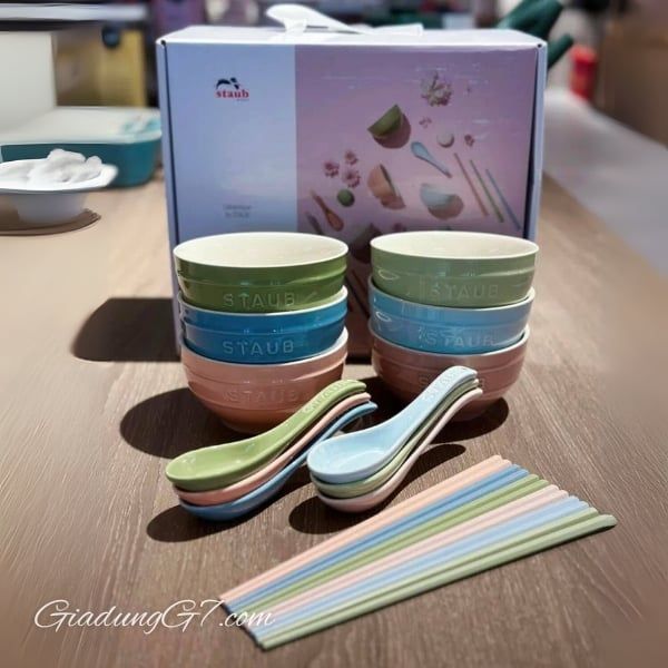 Staub 18 món - Bộ 6 bát cơm Staub Macaron 12cm kèm đũa, thìa&nbsp;gồm 6 màu sắc: cam, xanh ngọc, xanh húng quế, trắng ngà, xám và đồng cổ với màu sắc nổi bật, thu hút