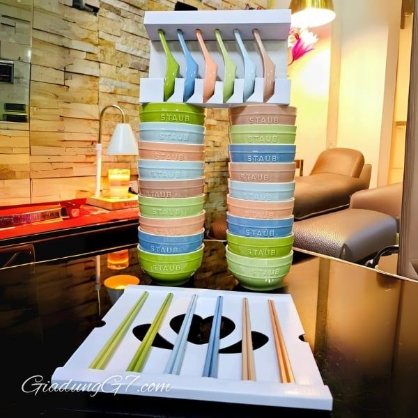 Staub 18 món - Bộ 6 bát cơm Staub Macaron 12cm kèm đũa, thìa&nbsp;mang đến một loạt màu sắc cầu vồng cho bàn ăn của bạn