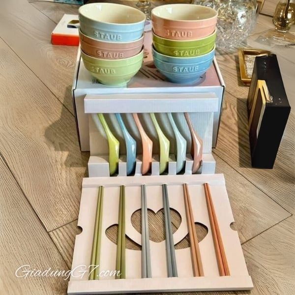 Bộ 6 bát cơm Staub Macaron 12cm kèm thìa đũa Staub mang đến chất lượng truyền thống và sự khéo léo