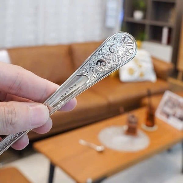 Thìa công nương vintage N644 gồm 6 thìa thích hợp dùng cho súp xay nhuyễn, súp kem và cháo đặc trưng bởi những dây leo, cây cối và hoa lá.