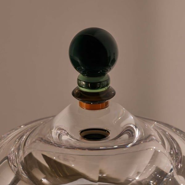 Thố chân bồng Decadent Reflections Copenhagen Được làm từ pha lê cao cấp, chiếc bình có hình tròn với những đường cong mềm mại uốn lượn, vươn lên đến nắp đậy thon gọn