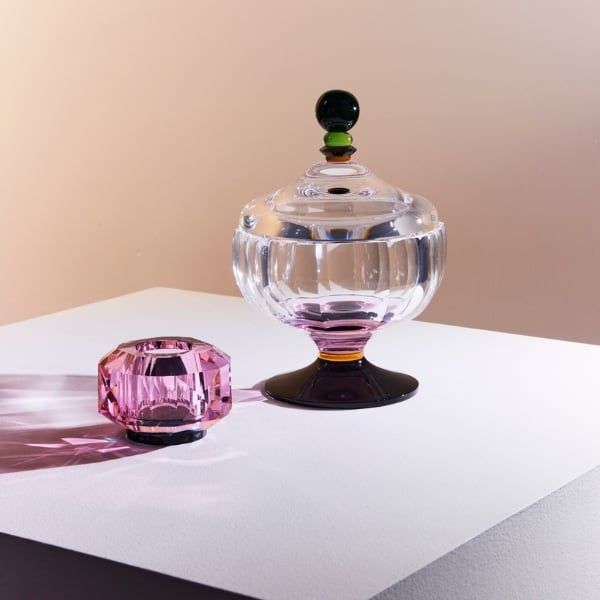 Thố chân bồng Decadent Reflections Copenhagen Được làm từ pha lê cao cấp, chiếc bình có hình tròn với những đường cong mềm mại uốn lượn, vươn lên đến nắp đậy thon gọn