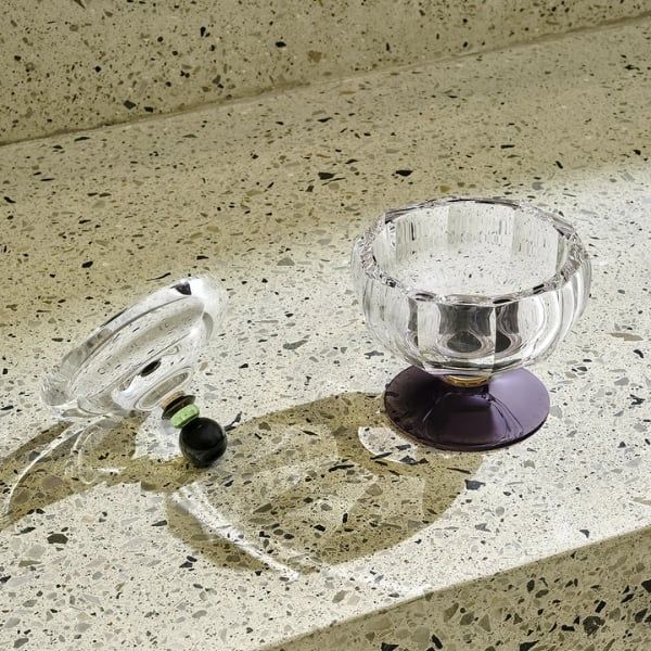 Thố chân bồng Decadent Reflections Copenhagen Được làm từ pha lê cao cấp, chiếc bình có hình tròn với những đường cong mềm mại uốn lượn, vươn lên đến nắp đậy thon gọn