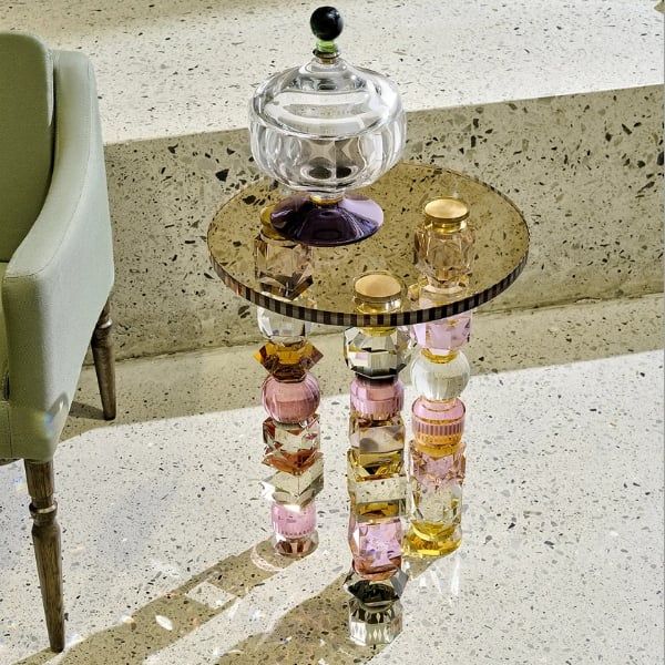 Thố chân bồng Decadent Reflections Copenhagen Được làm từ pha lê cao cấp, chiếc bình có hình tròn với những đường cong mềm mại uốn lượn, vươn lên đến nắp đậy thon gọn