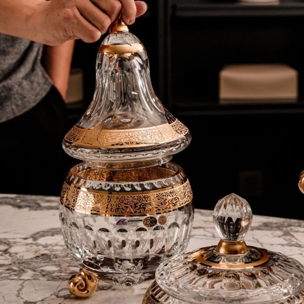 Thố pha lê quả lê Romantic&nbsp;Ales Zverina 30cm 3 chân&nbsp;hoa văn khắc hoàn bằng tay size 30cm