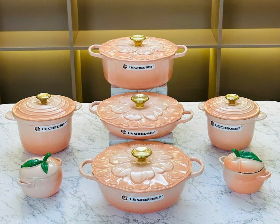 Thiết kế Le Creuset mới tông màu đào Peche hiện đại, ấm cúng