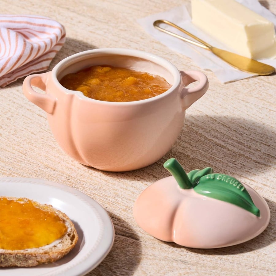 Thố sứ Le Creuset 580ml quả đào peche  Mang đến vẻ quyến rũ của rau củ quả tươi ngon theo mùa cho bàn ăn của bạn