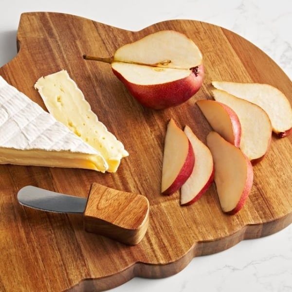 Thớt cắt kiêm khay phục vụ bí ngô The Pioneer Woman Có hình dạng quả bí ngô độc đáo với năm ngăn riêng biệt để sử dụng linh hoạt.