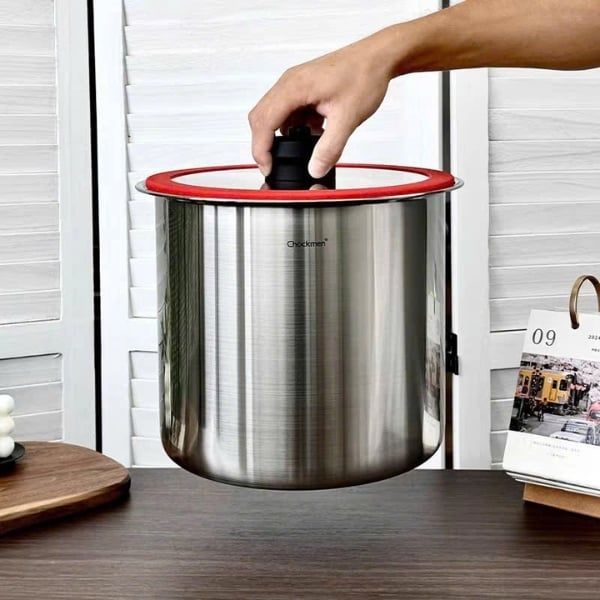 Chockmen 24cm 8L C298 Chất liệu inox 18/10 an toàn cho thực phẩm, chống gỉ vượt trội, bền bỉ theo thời gian.