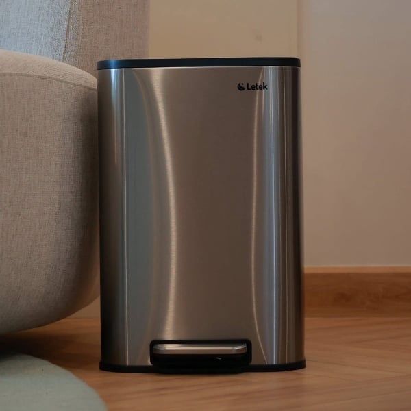 Thùng rác đạp chân Letek Vỏ ngoài làm từ thép không gỉ 410, phủ lớp nano mờ chống bám vân tay, tạo nên vẻ ngoài sang trọng, sạch sẽ. Bên trong là lòng nhựa PP dày dặn, có thể tháo rời dễ vệ sinh.
