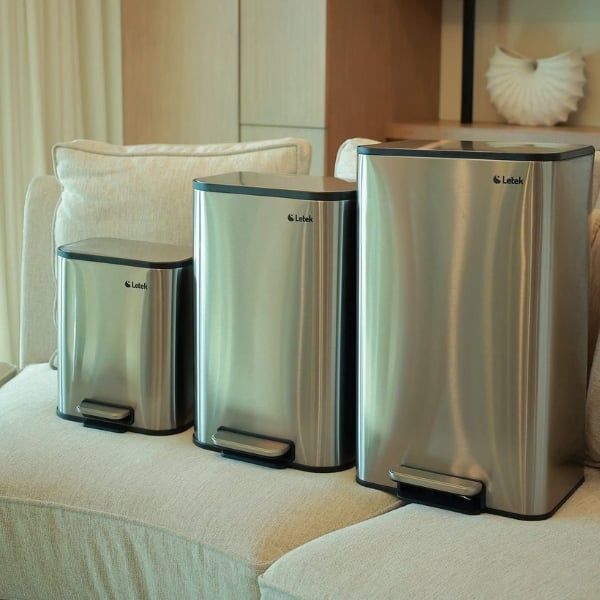 Thùng rác đạp chân Letek Vỏ ngoài làm từ thép không gỉ 410, phủ lớp nano mờ chống bám vân tay, tạo nên vẻ ngoài sang trọng, sạch sẽ. Bên trong là lòng nhựa PP dày dặn, có thể tháo rời dễ vệ sinh.