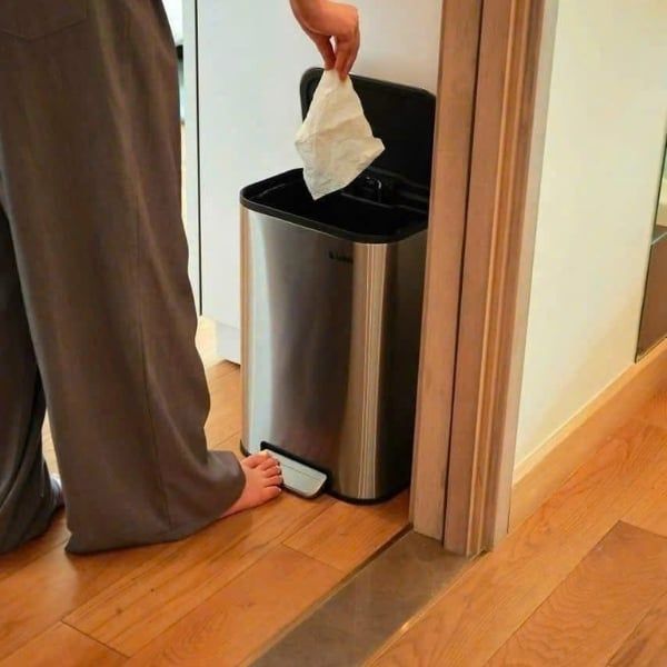 Thùng rác đạp chân Letek Vỏ ngoài làm từ thép không gỉ 410, phủ lớp nano mờ chống bám vân tay, tạo nên vẻ ngoài sang trọng, sạch sẽ. Bên trong là lòng nhựa PP dày dặn, có thể tháo rời dễ vệ sinh.