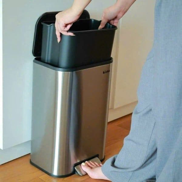 Thùng rác đạp chân Letek Vỏ ngoài làm từ thép không gỉ 410, phủ lớp nano mờ chống bám vân tay, tạo nên vẻ ngoài sang trọng, sạch sẽ. Bên trong là lòng nhựa PP dày dặn, có thể tháo rời dễ vệ sinh.