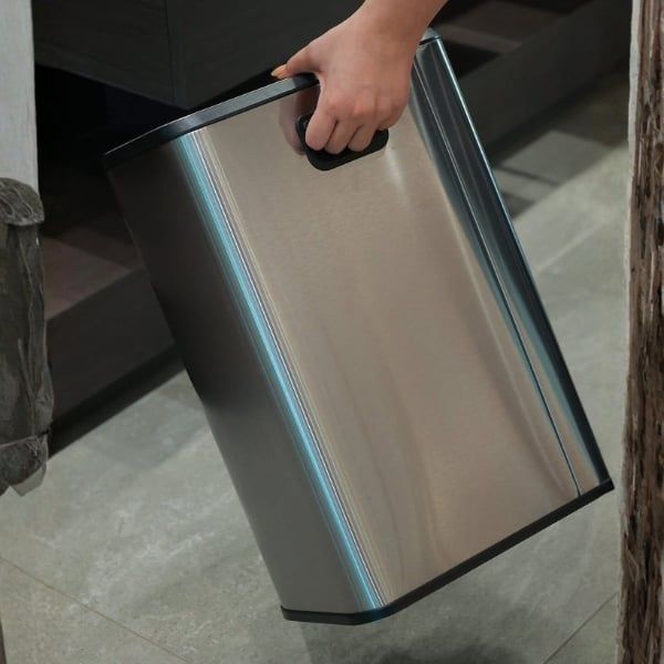 Thùng rác đạp chân Letek Vỏ ngoài làm từ thép không gỉ 410, phủ lớp nano mờ chống bám vân tay, tạo nên vẻ ngoài sang trọng, sạch sẽ. Bên trong là lòng nhựa PP dày dặn, có thể tháo rời dễ vệ sinh.