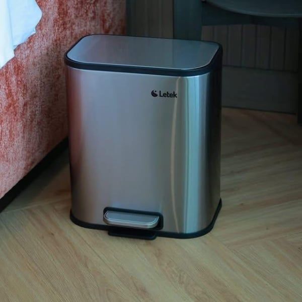 Thùng rác đạp chân Letek Vỏ ngoài làm từ thép không gỉ 410, phủ lớp nano mờ chống bám vân tay, tạo nên vẻ ngoài sang trọng, sạch sẽ. Bên trong là lòng nhựa PP dày dặn, có thể tháo rời dễ vệ sinh.
