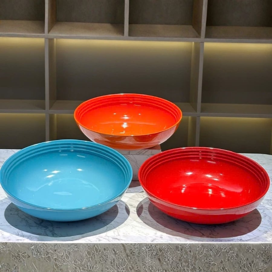 Tô Le Creuset đường kính 32cm có dung tích lớn và được thiết kế để phù hợp với bộ đồ ăn của chúng tôi với lớp men màu bên trong