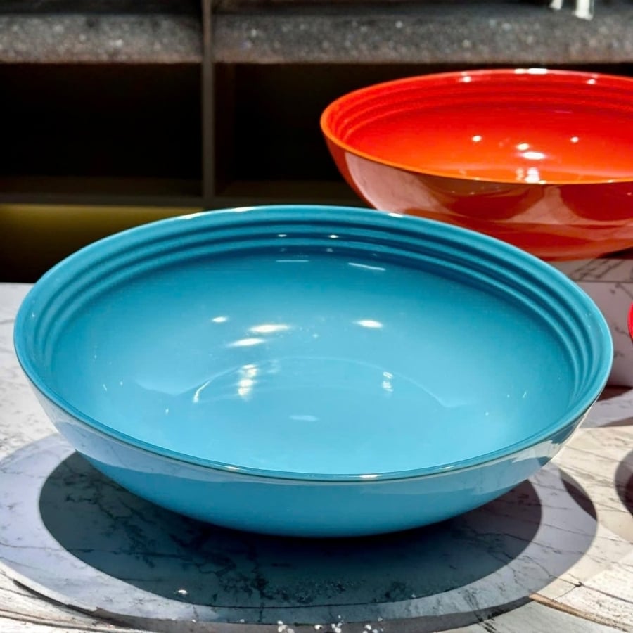 Tất cả các sản phẩm trong dòng đồ gốm sứ Le Creuset đều là thiết kế nguyên bản và được làm thủ công, khiến mỗi sản phẩm đều độc nhất vô nhị.