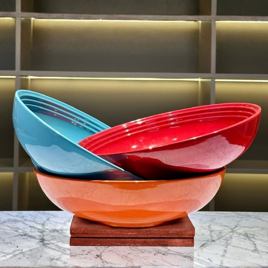 Tô Le Creuset đường kính 32cm có dung tích lớn và được thiết kế để phù hợp với bộ đồ ăn của chúng tôi với lớp men màu bên trong