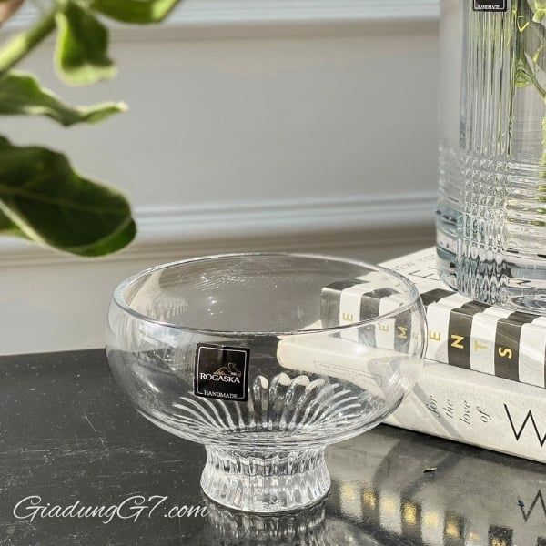 Tô pha lê Rogaska Omega 25cm mang đến cả vẻ ngoài trang nhã và công năng sử dụng, sẽ làm bừng sáng bất kỳ căn phòng nào với một chút lấp lánh.