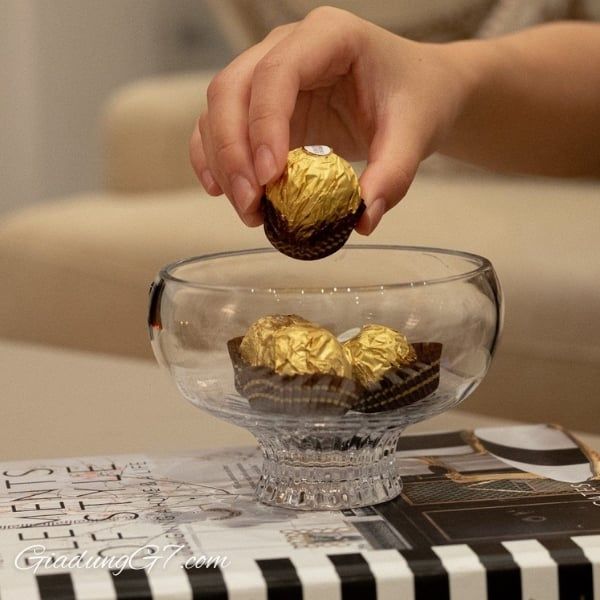 Tô pha lê Rogaska Omega 25cm mang đến cả vẻ ngoài trang nhã và công năng sử dụng, sẽ làm bừng sáng bất kỳ căn phòng nào với một chút lấp lánh.