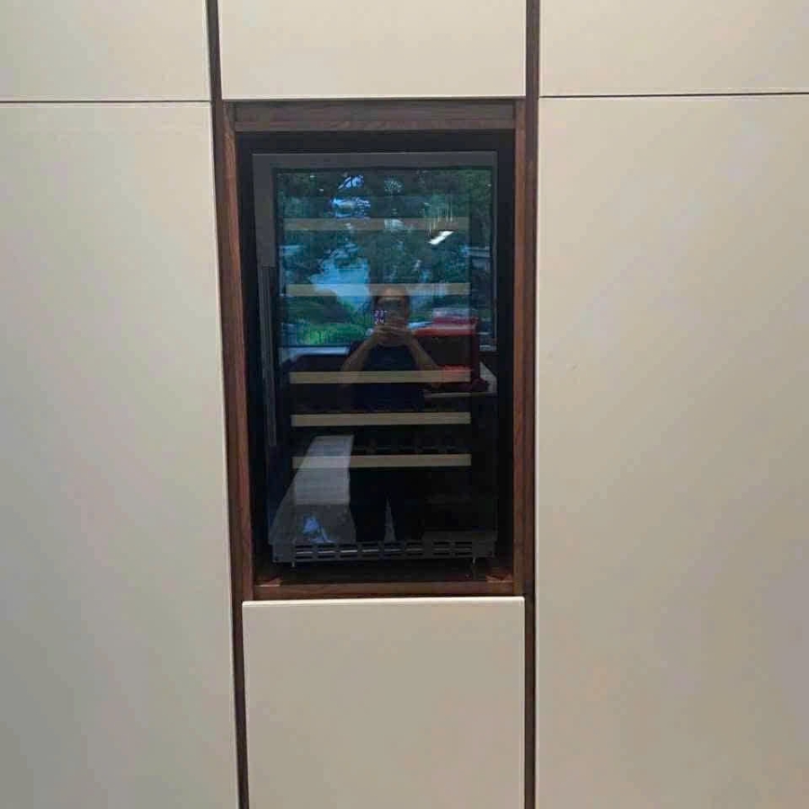 Tủ lạnh đựng rượu mQuvée WineCave 800 50D Fullglass 46 chai màu đen