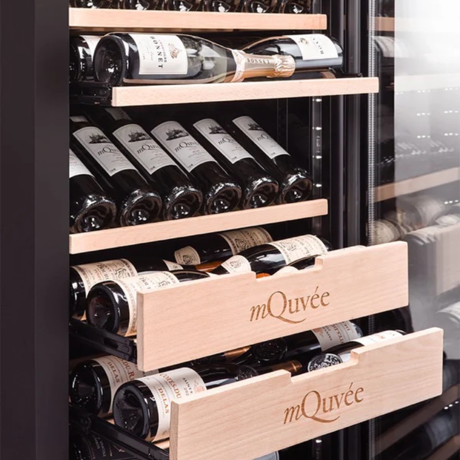 Tủ bảo quản rượu WineCave 800 50D đến từ thương hiệu mQuvée của châu Âu, chuyên cung cấp các giải pháp tùy chỉnh cho khách hàng.