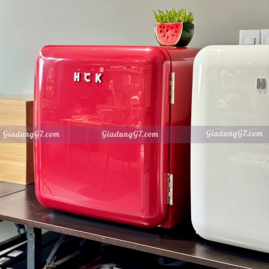 Tủ lạnh HCK 48L Tủ lạnh mini này không chỉ giúp bảo quản mỹ phẩm, nước hoa, đồ dưỡng da và sữa cho em bé mà còn decor