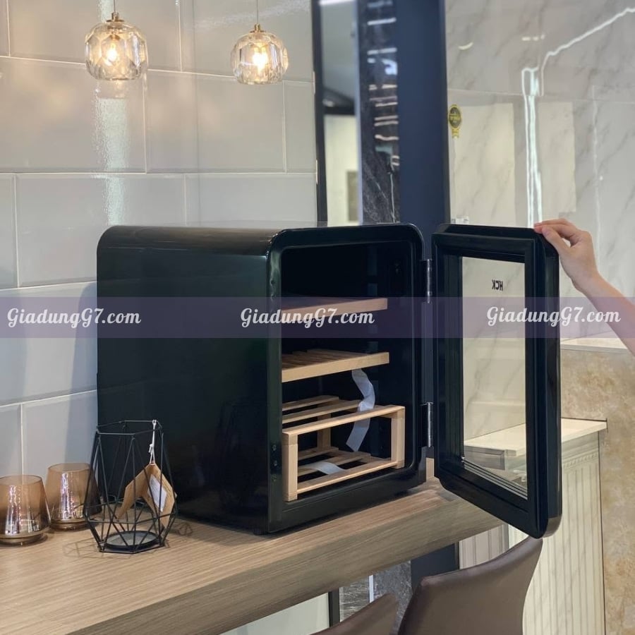 Tủ rượu HCK SC-46R-S 48L Dung tích 48 lít có thể chứa đến 16 chai rượu vang tiêu chuẩn.