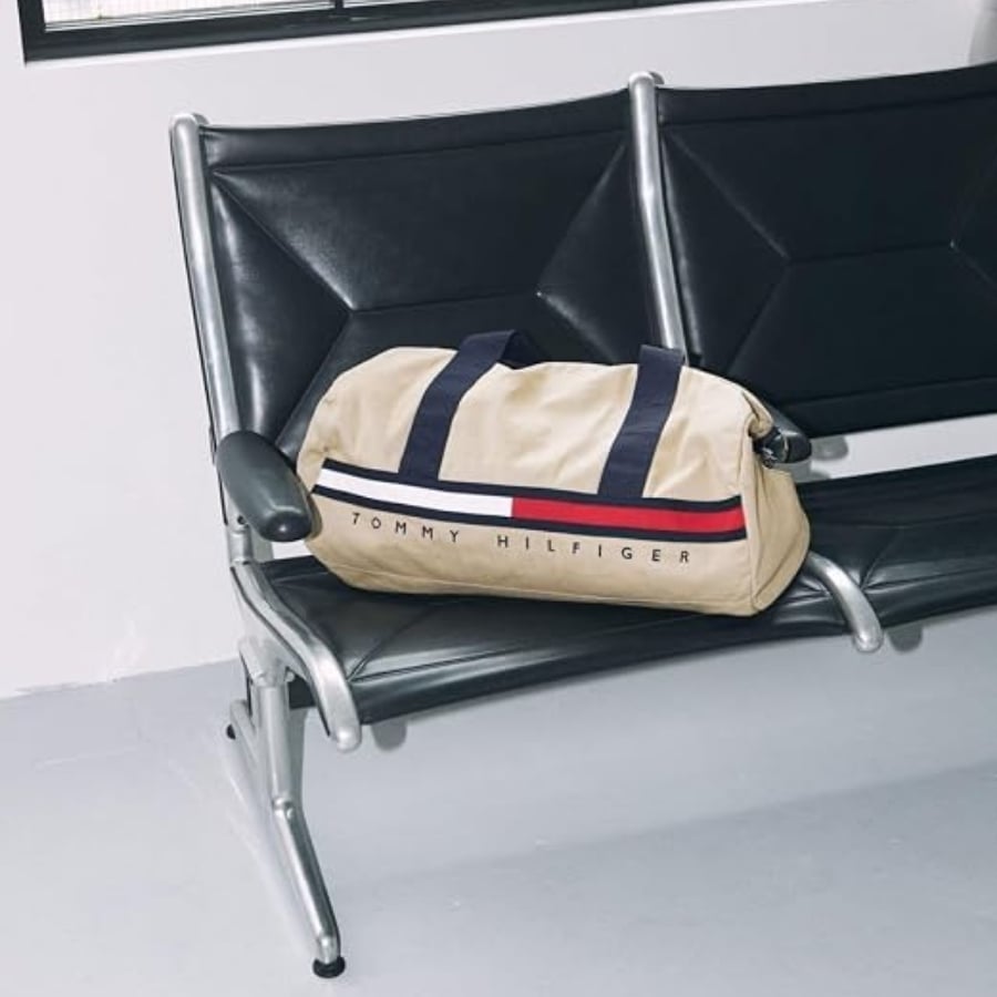 Túi Xách Tommy Hilfiger Tino&nbsp;có quai xách đôi và dây đeo có thể tháo rời. Hai túi trượt và một túi khóa kéo.