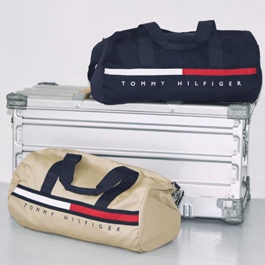 Túi Xách Tommy Hilfiger Tino&nbsp;có quai xách đôi và dây đeo có thể tháo rời. Hai túi trượt và một túi khóa kéo.
