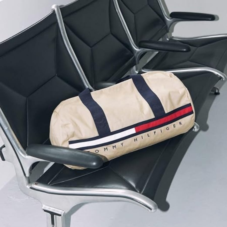 Túi Xách Tommy Hilfiger Tino&nbsp;có quai xách đôi và dây đeo có thể tháo rời. Hai túi trượt và một túi khóa kéo.