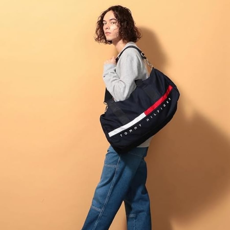 Túi Xách Tommy Hilfiger Tino&nbsp;có quai xách đôi và dây đeo có thể tháo rời. Hai túi trượt và một túi khóa kéo.