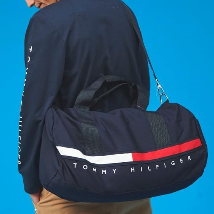 Túi Xách Tommy Hilfiger Tino&nbsp;có quai xách đôi và dây đeo có thể tháo rời. Hai túi trượt và một túi khóa kéo.