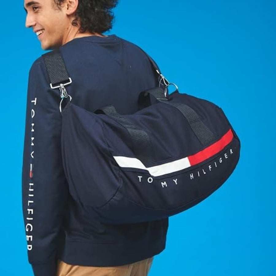 Túi Xách Tommy Hilfiger Tino&nbsp;có quai xách đôi và dây đeo có thể tháo rời. Hai túi trượt và một túi khóa kéo.