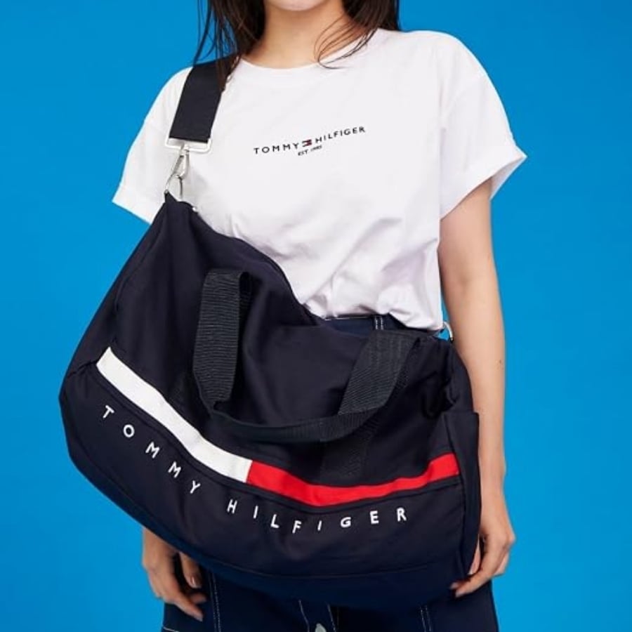 Túi Xách Tommy Hilfiger Tino&nbsp;có quai xách đôi và dây đeo có thể tháo rời. Hai túi trượt và một túi khóa kéo.