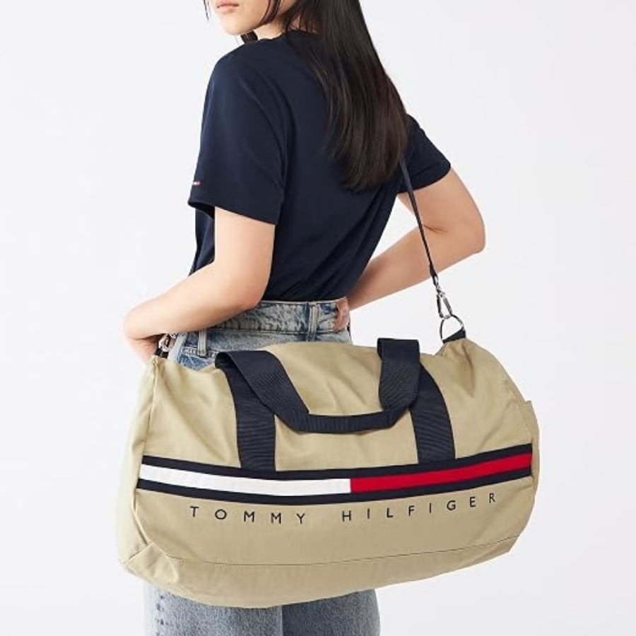 Túi Xách Tommy Hilfiger Tino&nbsp;có quai xách đôi và dây đeo có thể tháo rời. Hai túi trượt và một túi khóa kéo.