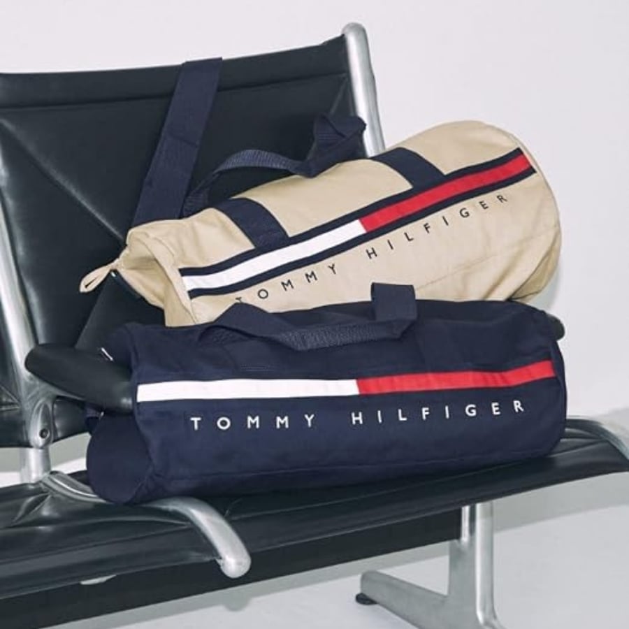 Túi Xách Tommy Hilfiger Tino&nbsp;có quai xách đôi và dây đeo có thể tháo rời. Hai túi trượt và một túi khóa kéo.