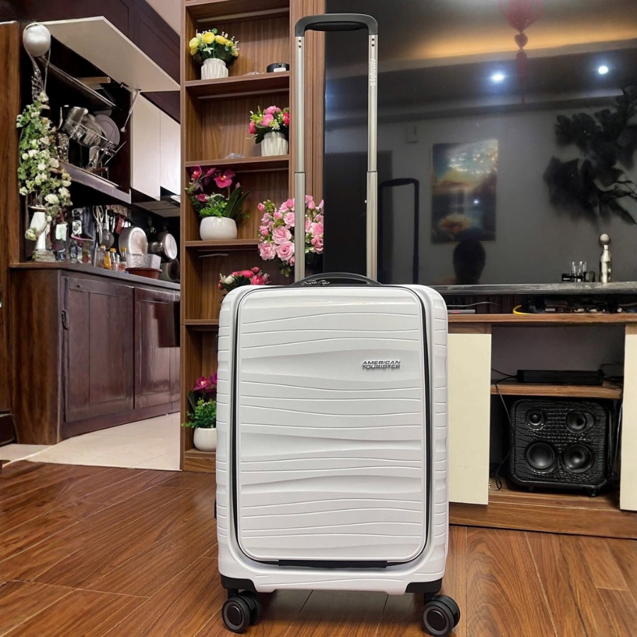 Với Vali American Tourister Haima NF9 size 20 cabin, chuyến đi của bạn hứa hẹn sẽ thật phong cách, nhỏ gọn và nhẹ nhàng.