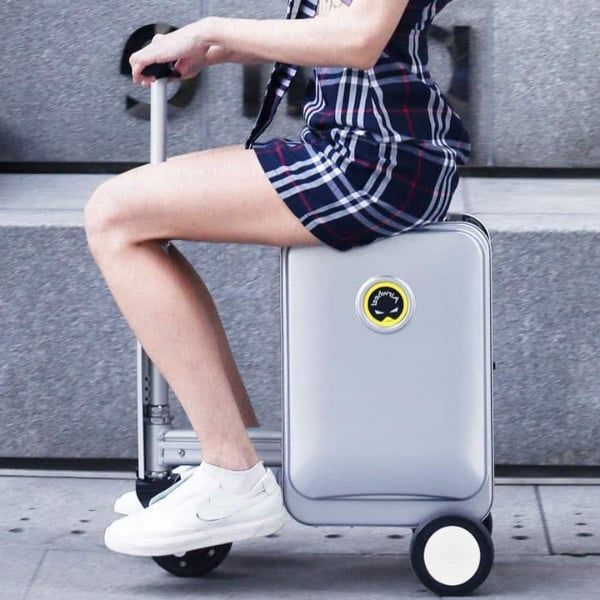 Vali điện Homesheel Airwheel SE3L&nbsp;– Vali Thông Minh Tích Hợp Xe Điện Di Chuyển Tiện Lợi là dòng vali thông minh kết hợp giữa khả năng lưu trữ hành lý và phương tiện di chuyển cá nhân
