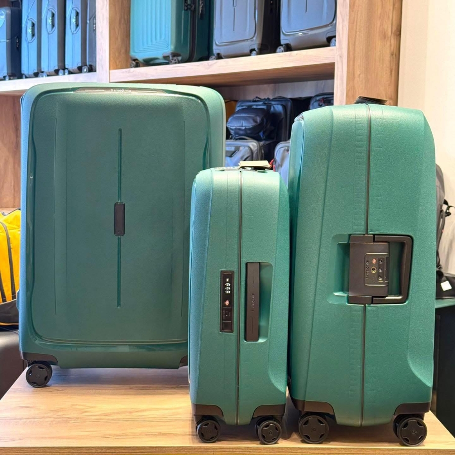 Vali Samsonite Essens Vỏ được làm bằng ít nhất 70% polypropylen tái chế sau tiêu dùng