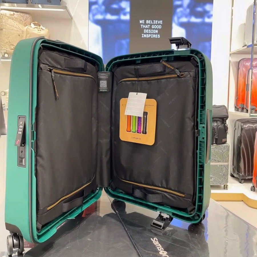 Vali Samsonite Essens Vỏ được làm bằng ít nhất 70% polypropylen tái chế sau tiêu dùng